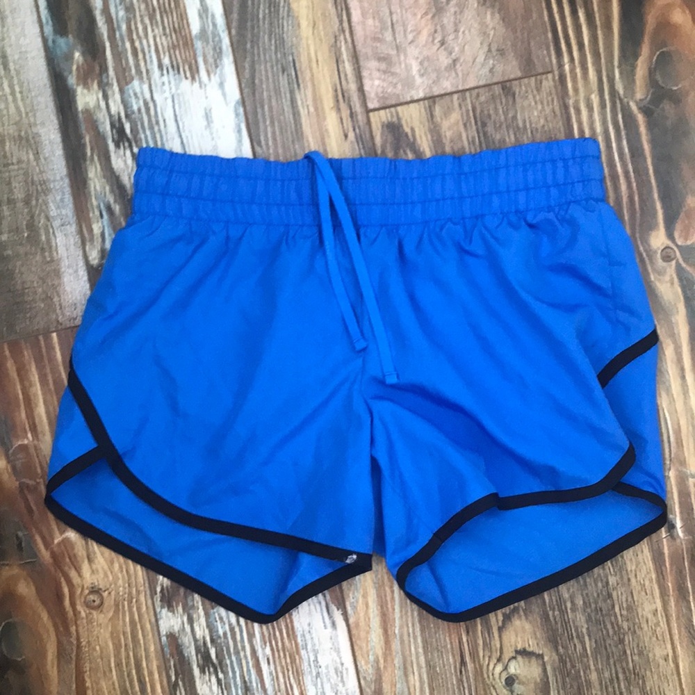 Athletic shorts with drawstring